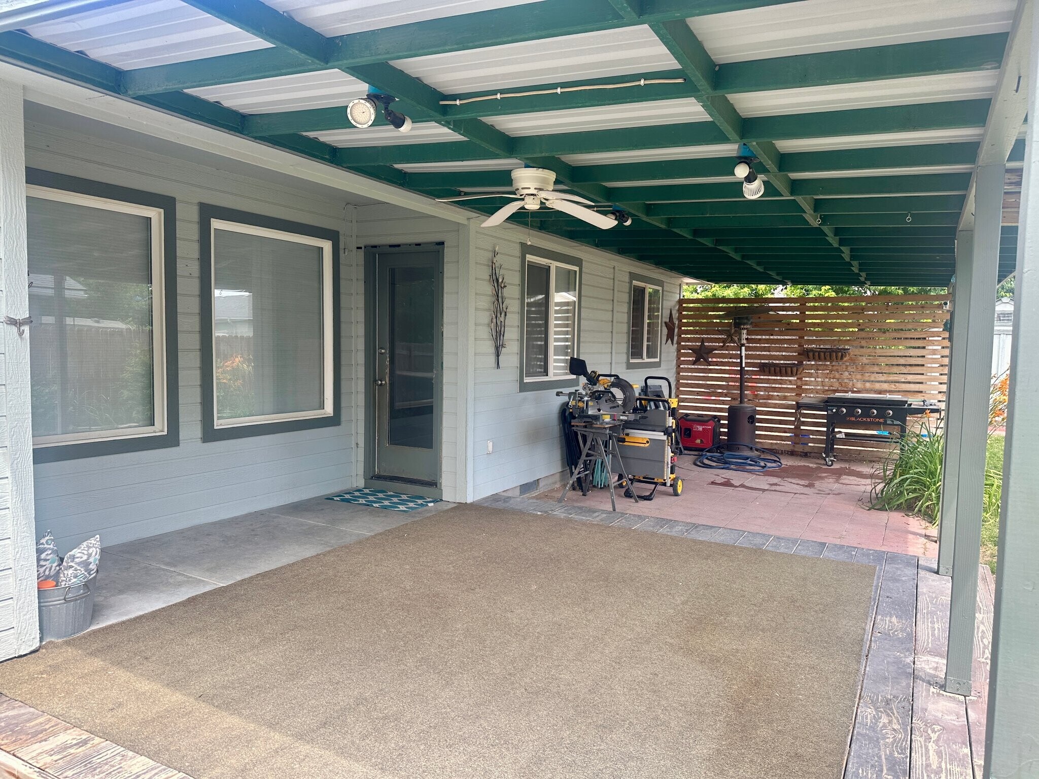 Building Photo - 1717 W Topanga Dr