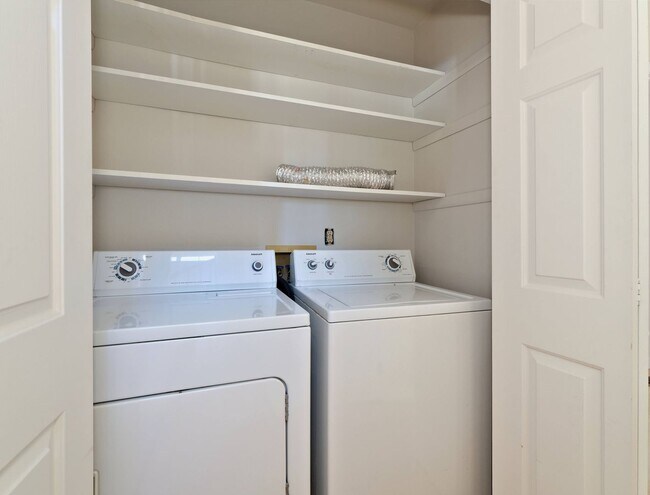 Building Photo - 721 Crown Dr