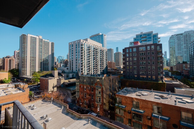 Building Photo - 1309 N Wells St