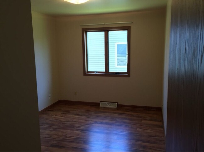 Building Photo - 4413 Menasha Ave