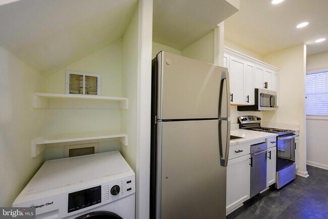 Building Photo - 1934 35th Pl NW