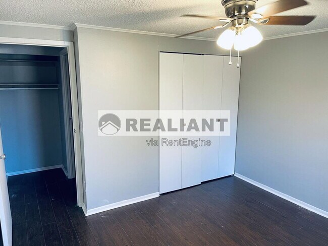 Building Photo - 802 Amhurst Dr