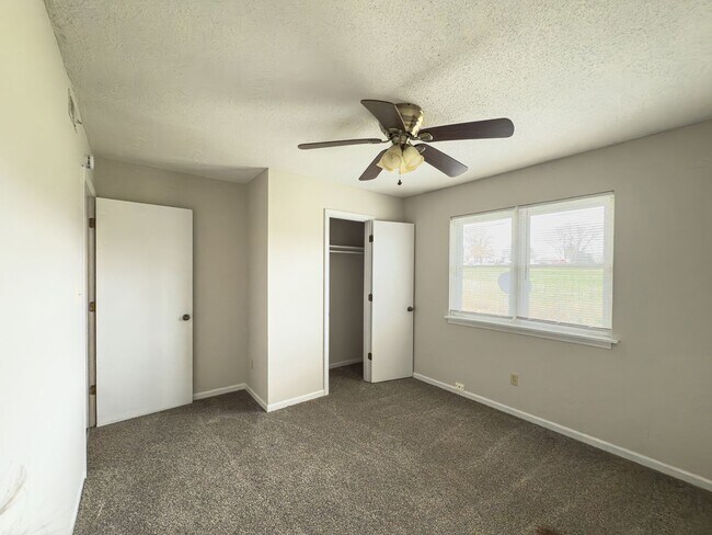 Building Photo - 2523-2523 E Morris Dr