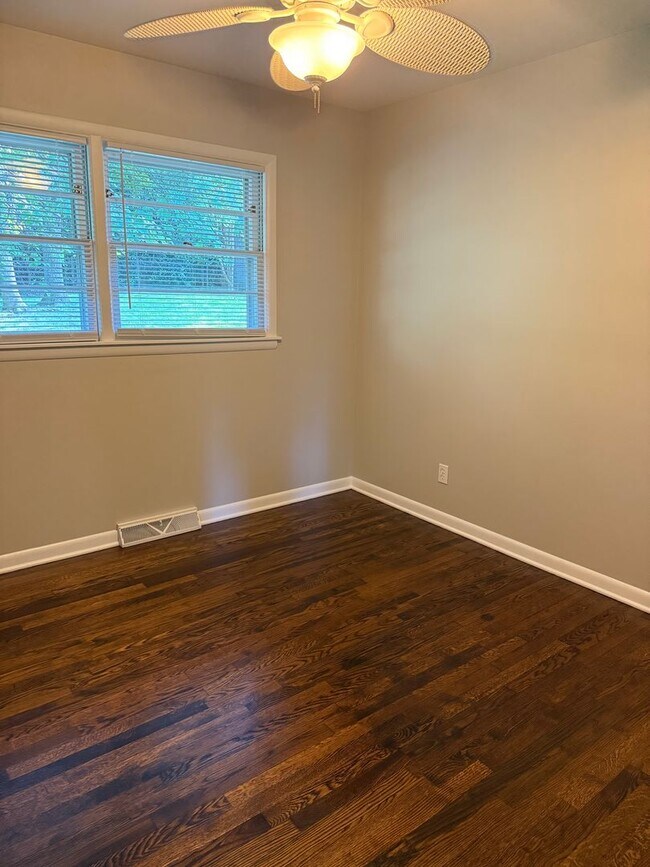 Building Photo - 3 Bedroom Ranch Convenient to Battleground...