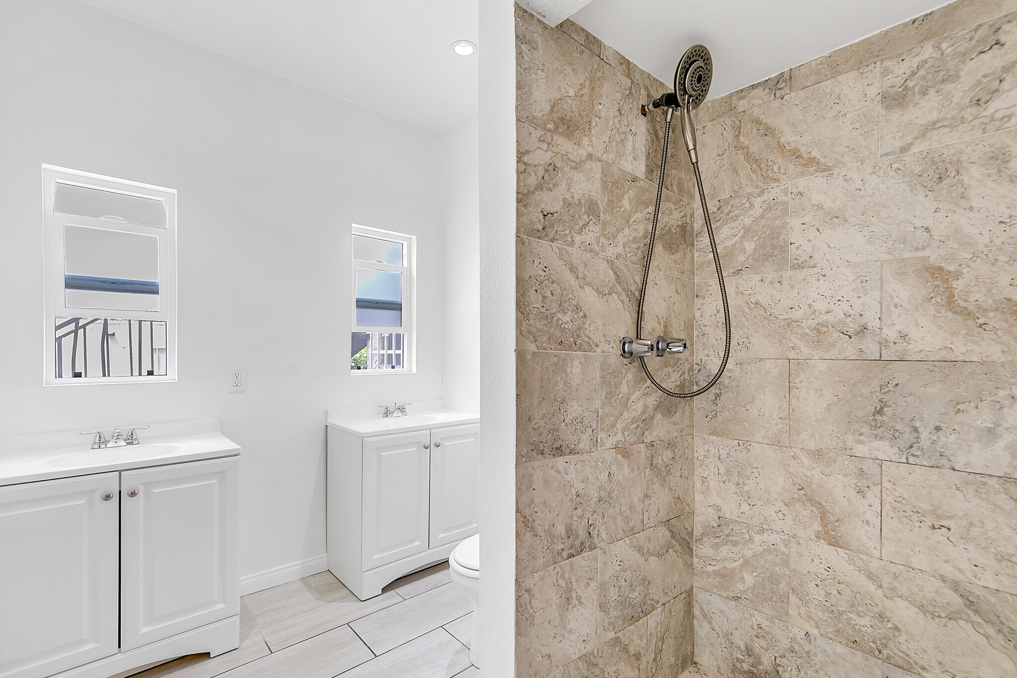 Building Photo - 321 E 84th St