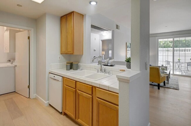 Building Photo - Newly Renovated Unit in Prime Location