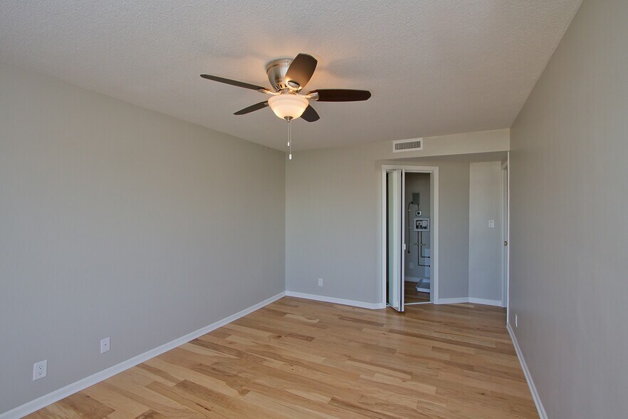 Primary with walk-in closet 1101 - 4545 Wornall Rd