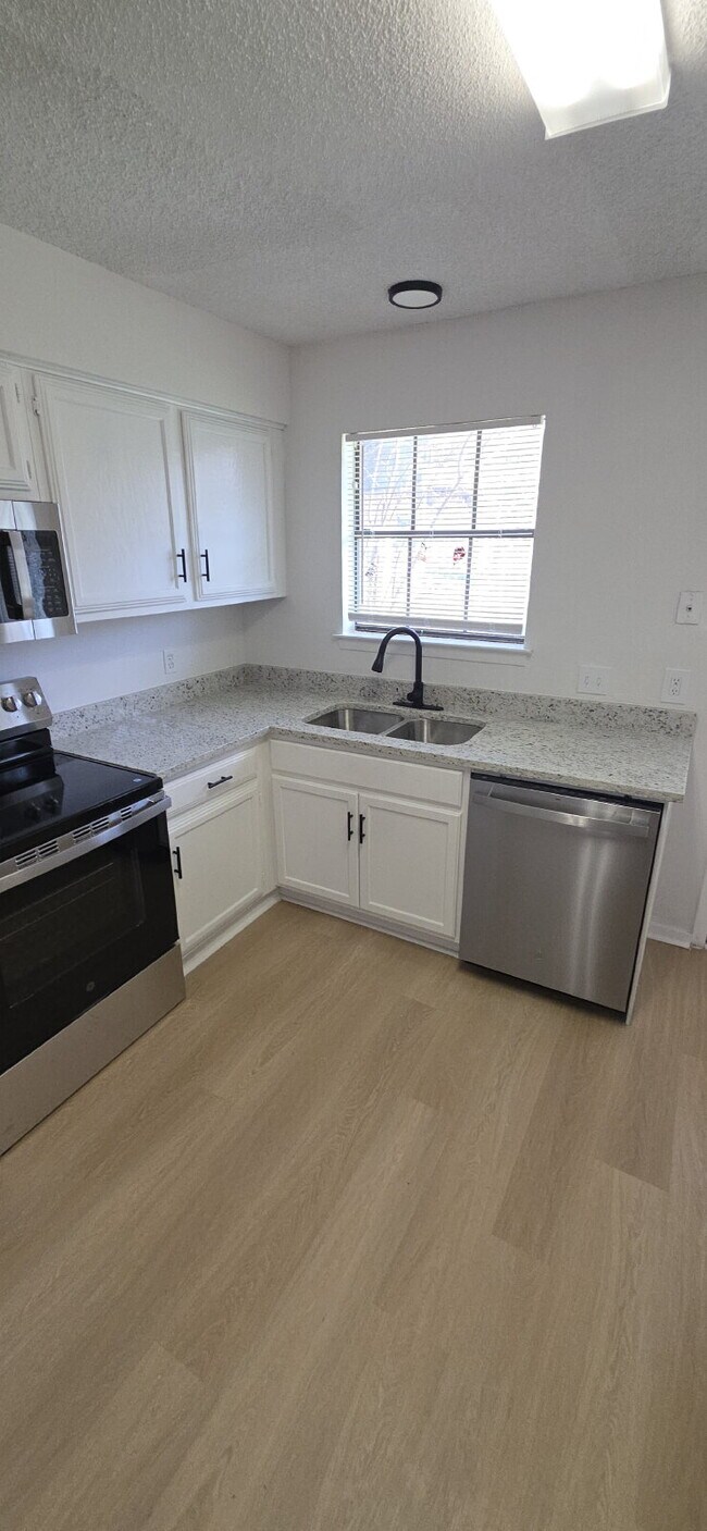 Building Photo - Beautifully remodeled first-floor condo with 2 bed & 2 bath