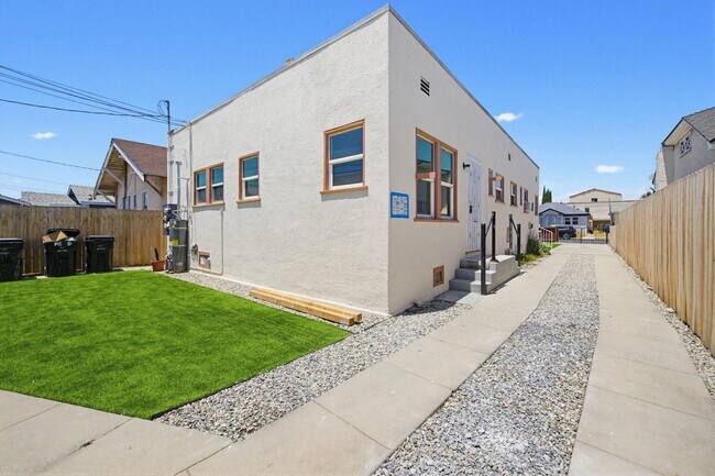 Building Photo - 1510 W 52nd St
