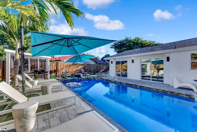 Building Photo - 707 W Boulevard Chatelaine