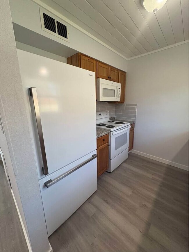 Building Photo - Newly Renovated 2 Bedroom 1.5 Bath