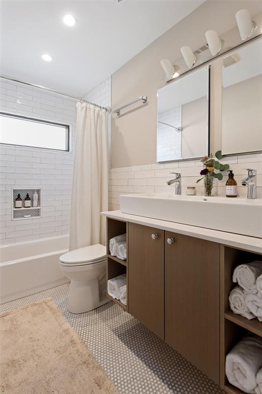 Building Photo - 6805 Western Oaks Blvd