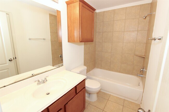 Building Photo - 2002 Lansing Cove Dr