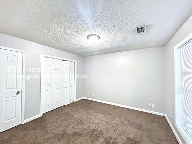 Building Photo - Limited Time Special Offer / 5 Bed, 3.5 Bath Home with Attached Garage / Pet-Friendly / Vouchers ...