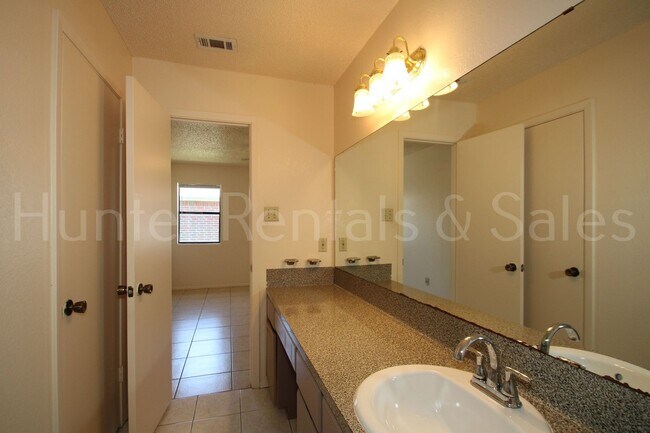 Building Photo - 2804 Derby Dr