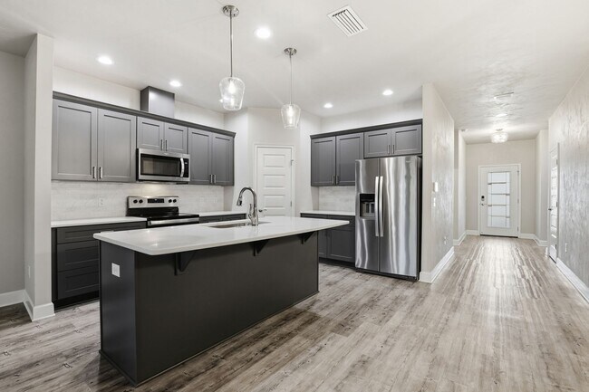 Building Photo - Villas of West 3Bed/2Bath End Unit