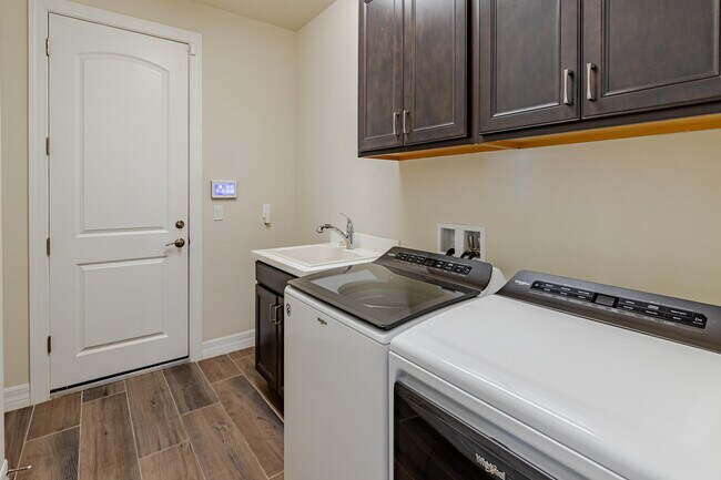 Building Photo - 740 S E Boboli Way