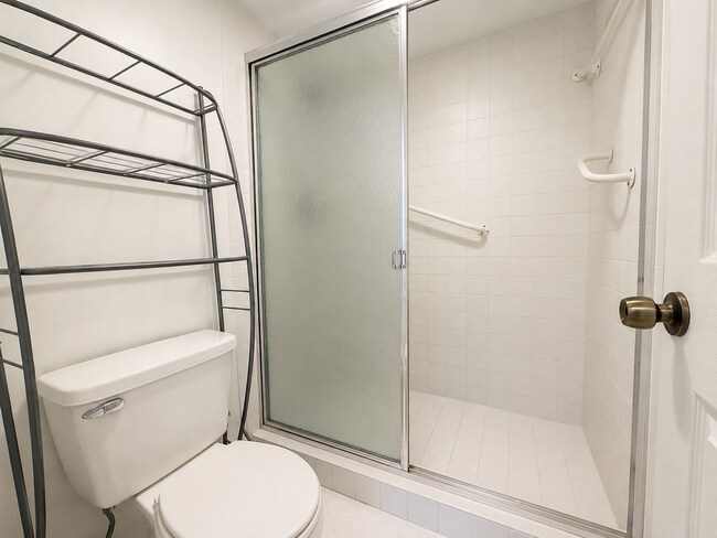 Building Photo - "Experience Luxury Living: Spacious 2-Bed, 2-Bath Condo in North Palm Beach!"