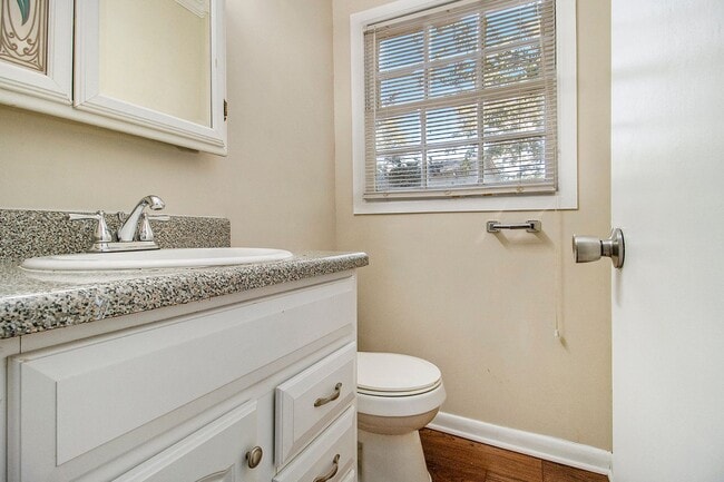 Building Photo - 4 Bedroom 2.5 Bath House