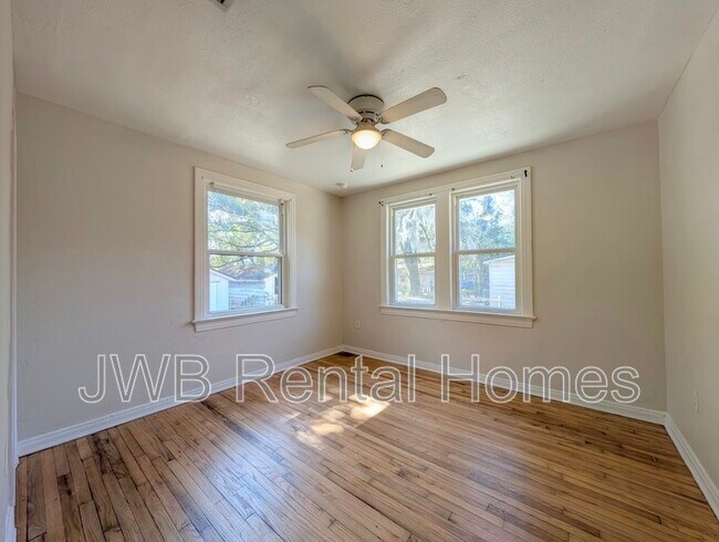 Building Photo - 44 W 55th St