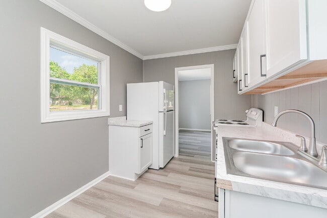 Building Photo - 2- Bedroom Single family home Only $1250/M...