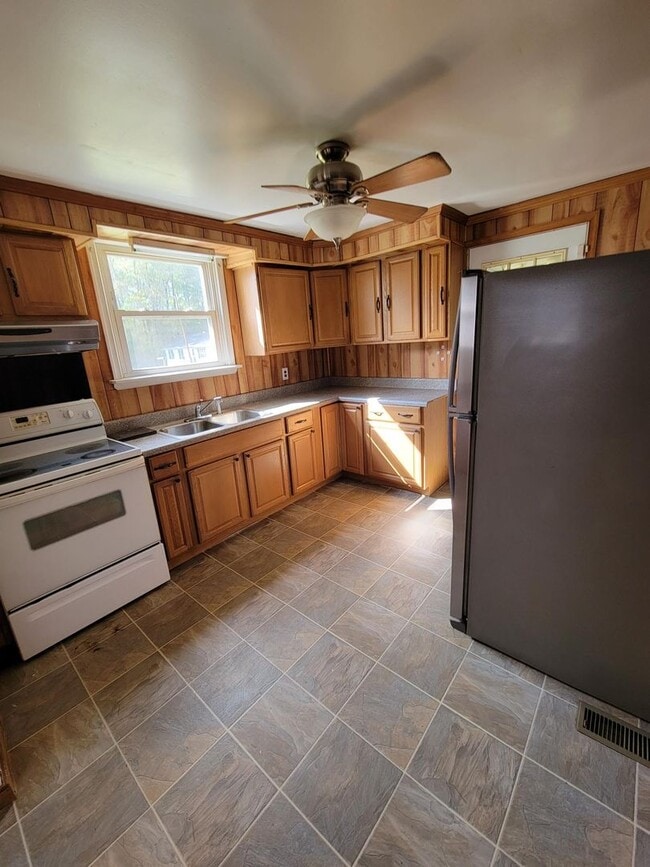 Building Photo - Spacious 5 Bedroom Home in Ashland, VA