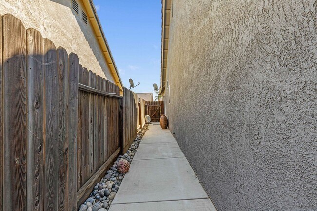 Building Photo - 3 bedroom home for RENT in Turlock - 4403 ...