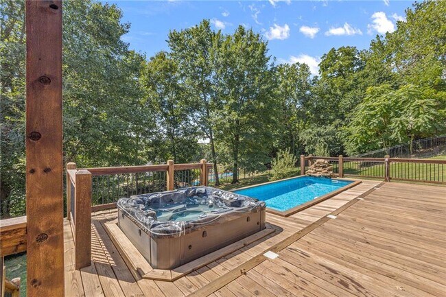 Building Photo - 621 Rockcliff Rd