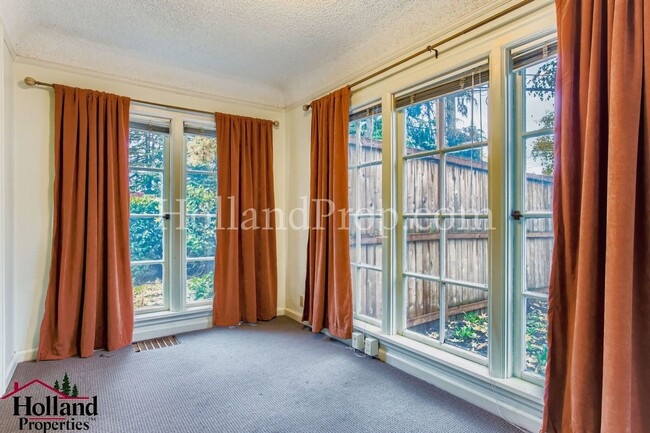 Building Photo - Spacious 3-Bedroom Hillsboro Home with Spa...