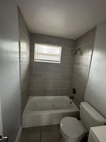 Building Photo - 2026 Palafox St