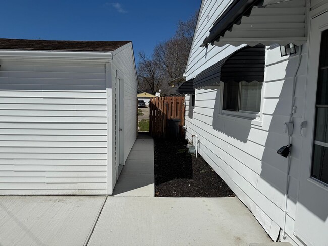 Building Photo - 3 bedroom 1 bath ranch style home, hardwood floors. 1 car garage.