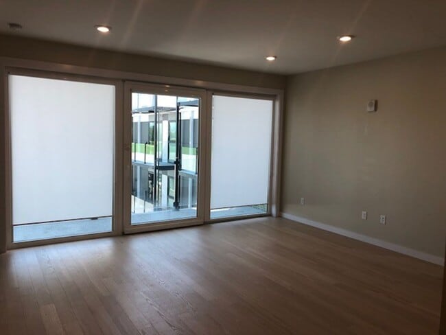 Building Photo - Beautiful Talbach House Condo!