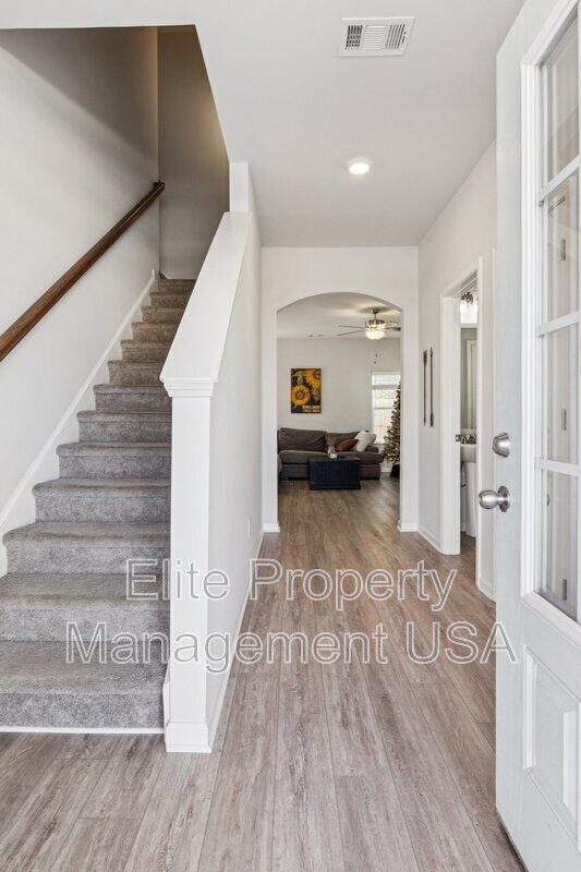 Building Photo - 566 Skye Dr