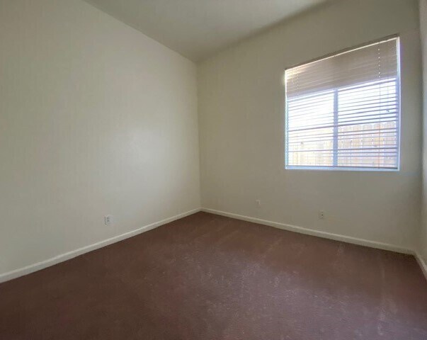 Building Photo - Charming 5 bedroom 2.5 bathroom home located in Natomas!