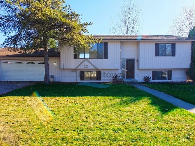 Building Photo - Spacious 4 Bedroom Home with Fenced Backyard & Garage