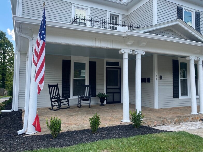 Front Porch of 306 N. Main St. - 306 N Main St