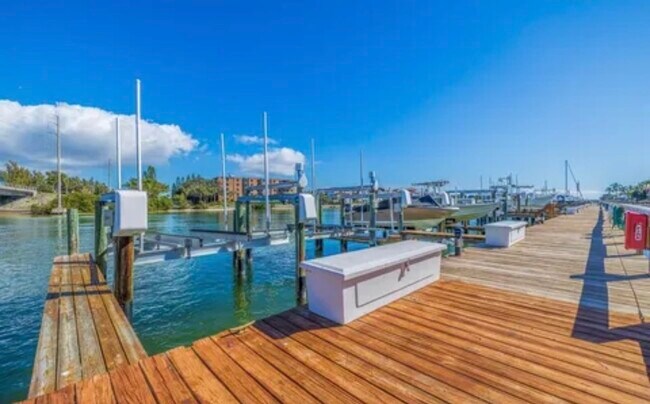 Building Photo - 4790 Brittany Dr S