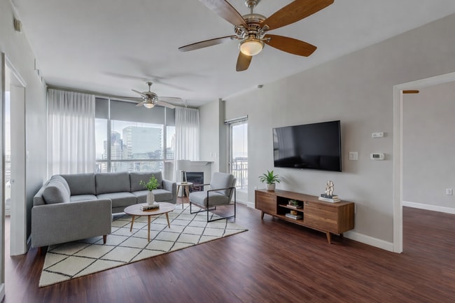 Building Photo - 300 W Beech St