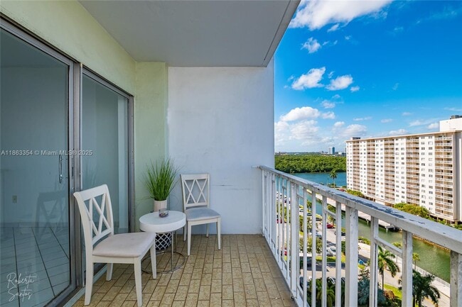 Building Photo - 500 Bayview Dr