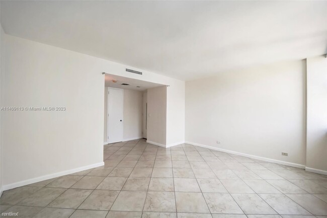 Building Photo - 1 br, 1.5 bath Condo - 5055 Collins Ave Ap...