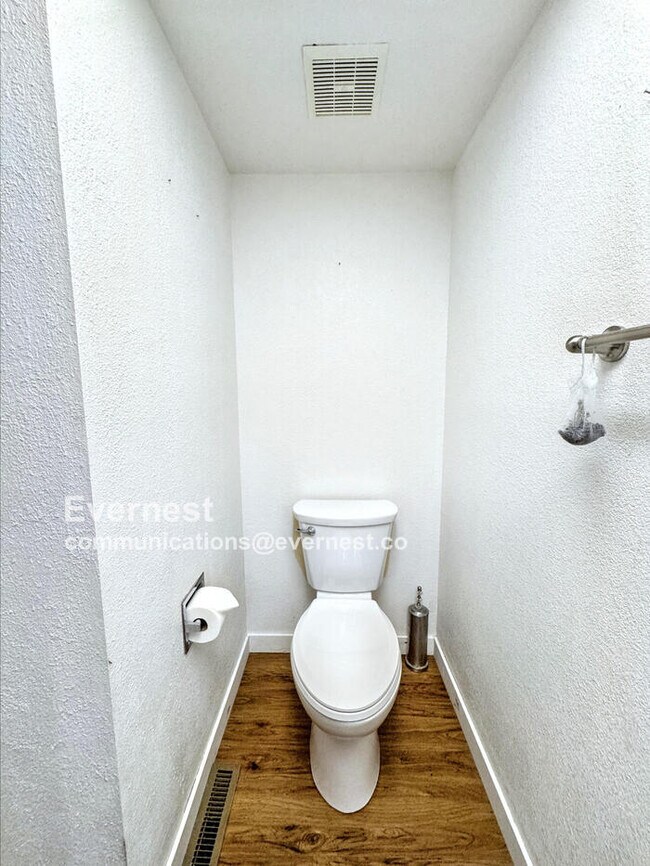 Building Photo - Lovely 3-Bedroom Townhome with Modern Comf...