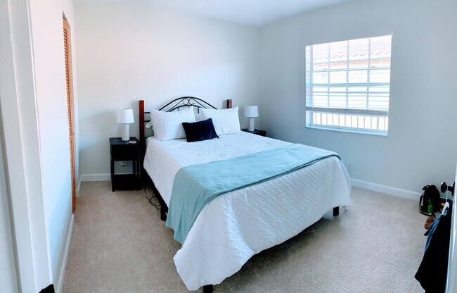 Building Photo - 1140 Lake Shore Dr