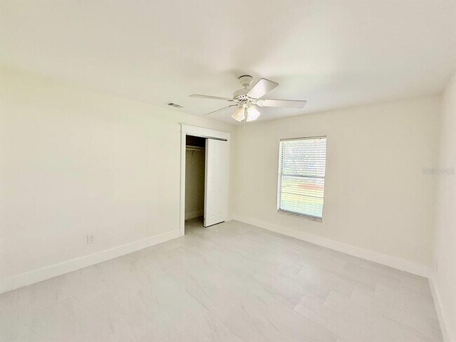 Building Photo - 15611 Walden Ave