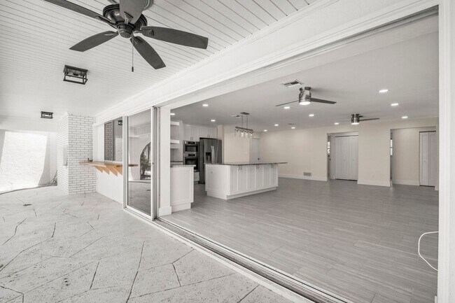 Building Photo - Annual Pool Home in The Moorings!