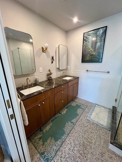En-Suite Bath - 259 Rutland Rd