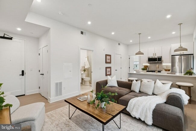 Building Photo - 30 W Allens Ln