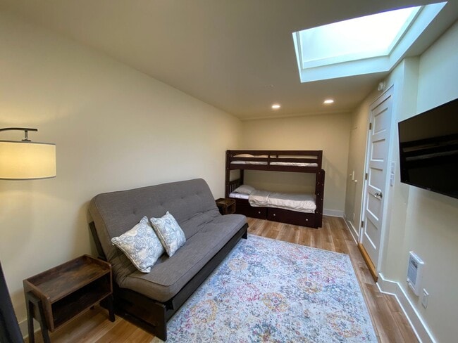 Building Photo - 3 Bedroom House Near UO Campus!! Ready for Fall 2026!