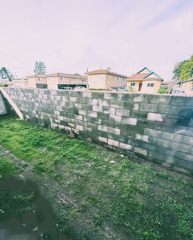 Building Photo - 3 bedroom apartment with a patio ***$250 gift card***