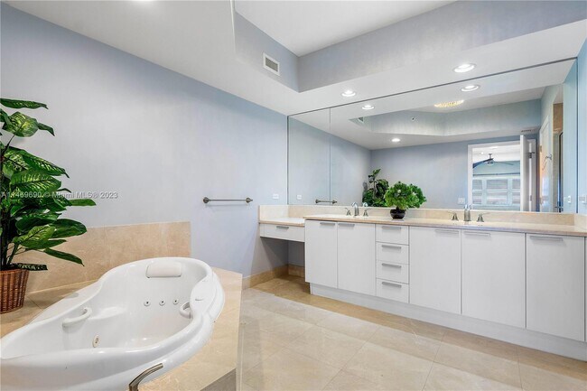 Building Photo - 2650 Lake Shore Dr