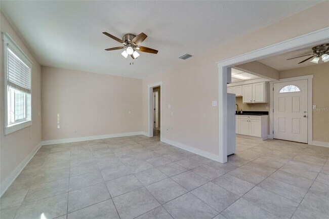 Building Photo - 553 72nd Ave